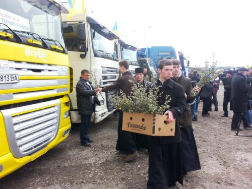 Митрополит Василій благословив конвой, який повіз у зону АТО понад 300 тон продовольчої допомоги.(ФО Митрополит Василій благословив конвой, який повіз у зону АТО понад 300 тон продовольчої допомоги.(ФО